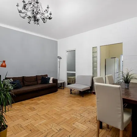 Urban Chic - Old Town - 11 People - Stare - Freta